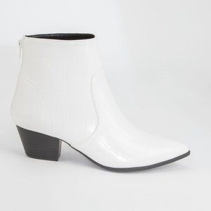 QUPID Point Toe Croc Womens Booties in White Womens Size 5.5